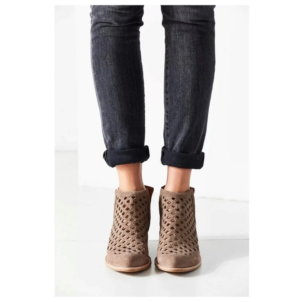 Jeffrey Campbell Taggart Ankle Boots Grey Suede Laser‎ Cut Block Heel Size 8